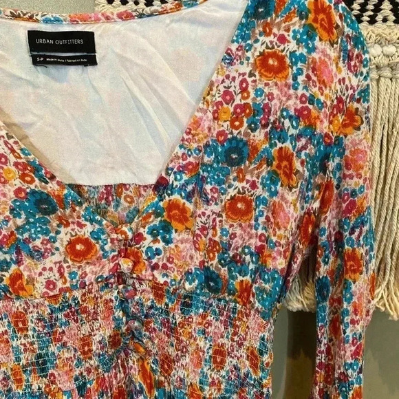 URBAN OUTFITTERS ELISE FLORAL SMOCKED DRESS S - Picture 6 of 6